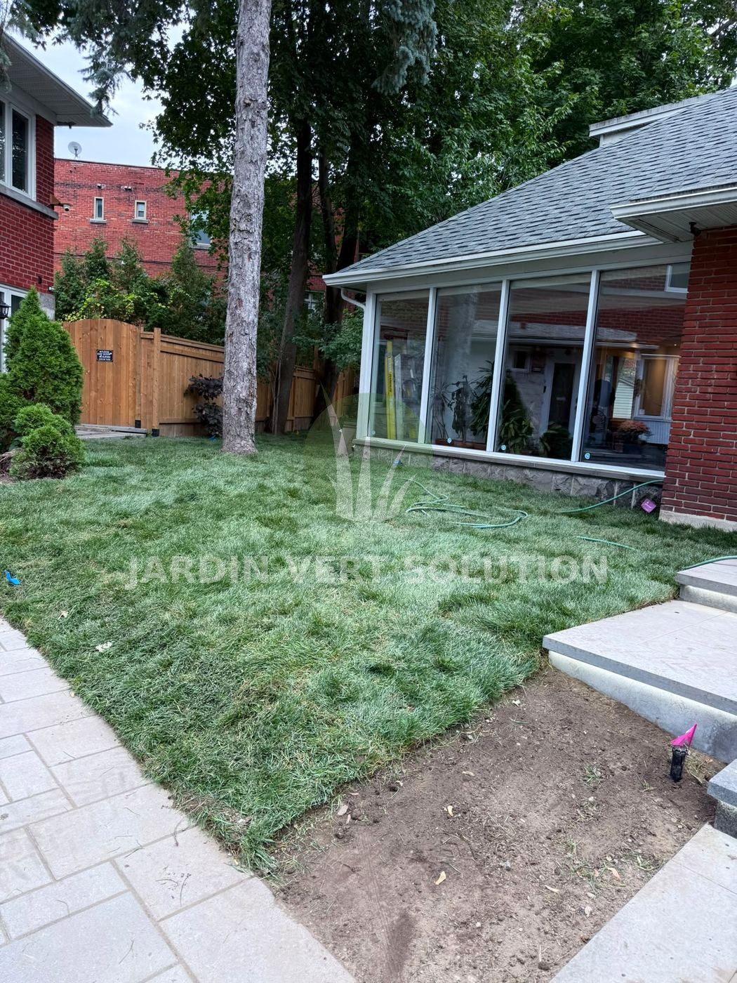 Cour avec véranda – pose de tourbe Jardin Vert Solution