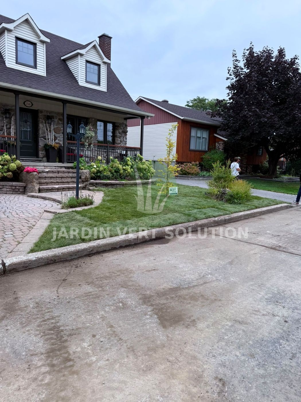 Façade et plates-bandes – pose de tourbe Jardin Vert Solution